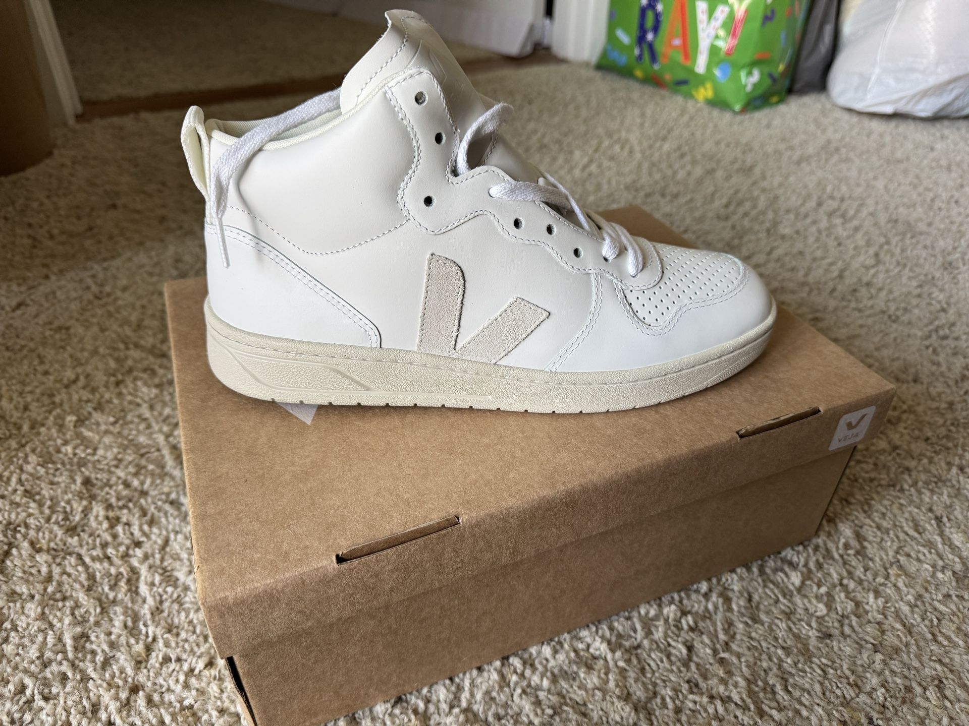 Unisex Leather Sneaker - Veja
