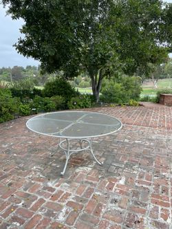 Beautiful Gray 5’ Brown Jordan Outdoor Table