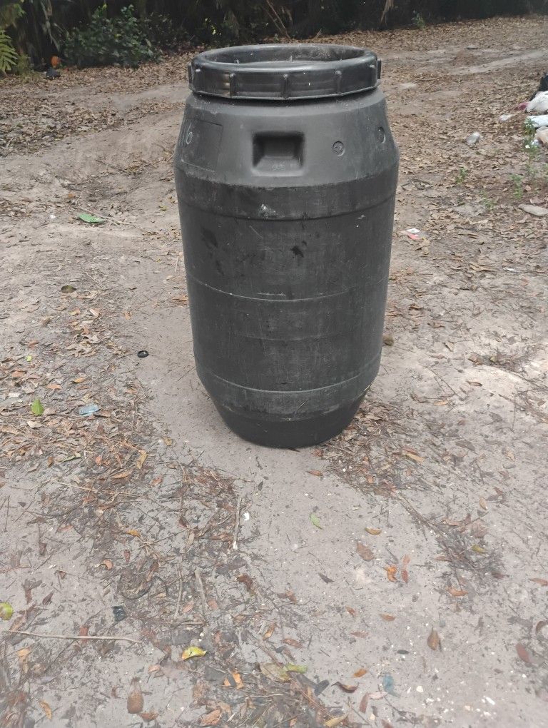 55 Gallon Container With Lid You Can Use For Water Or Feed
