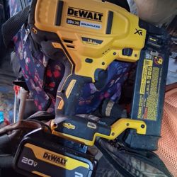 Dewalt Xr 20v 18 Gauge Brad Nailer W/charger And 3amp Battery