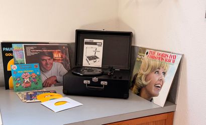 CROSLEY Portable record player & 10 records
