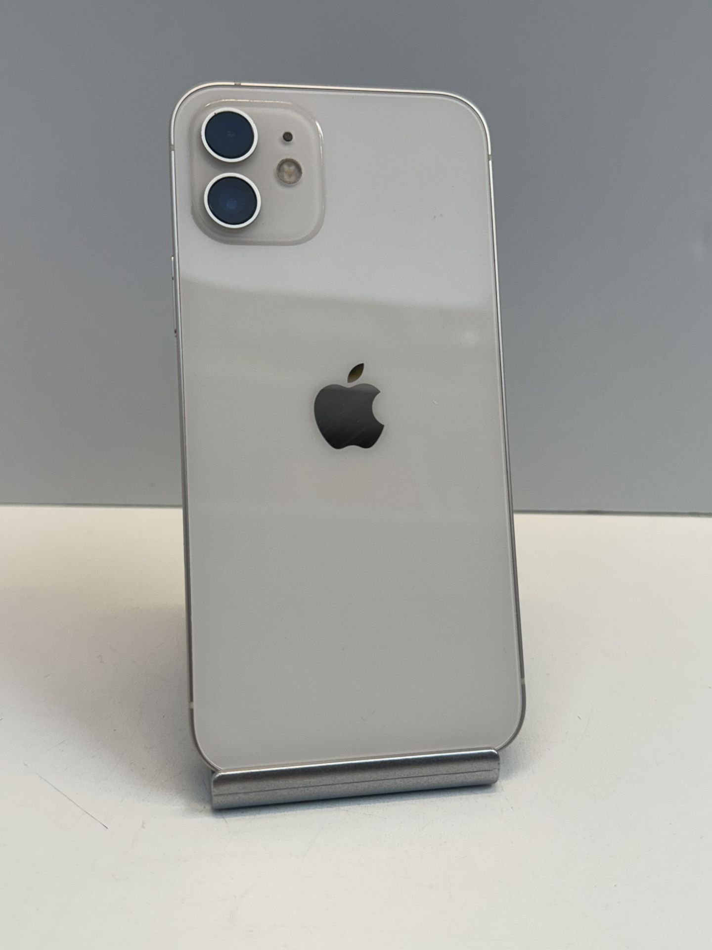 Apple iPhone 12 64gb. ( Unlocked Cellphone )