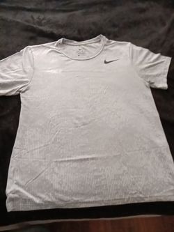 Size Medium Nike Standard Fit Men's T-shirt