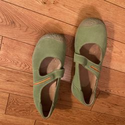 Keen Woman’s Size 7 Slip On Shoes