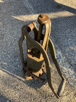 🪛🪚🗜️⛏️🪓🛠️⚒️ ANTIQUE - CAST IRON PUMP - GREAT FOR DECOR 🪛🪚🗜️⛏️🪓🛠️⚒️