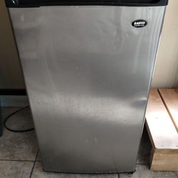 Mini Fridge 3.5 Cu Ft.