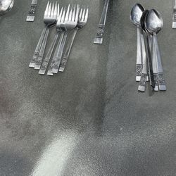 Rose Patten  Stainless Steel  6 Place Setting With 4 Serving   Set Total 40 Pieces.