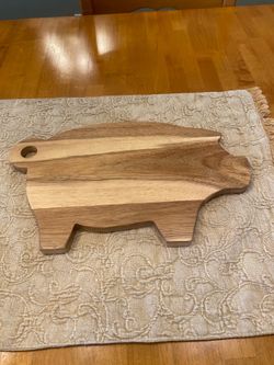 Wooden pig shaped cutting board. 13 x9 inch. Good condition. Farmhouse/ cottage/ kitchen .