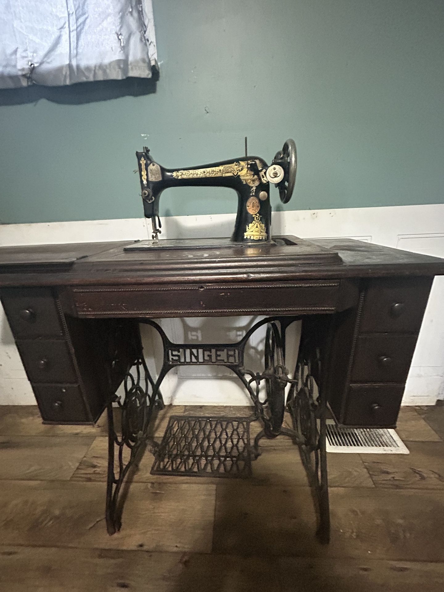Singer Sewing Machine  Vintage 