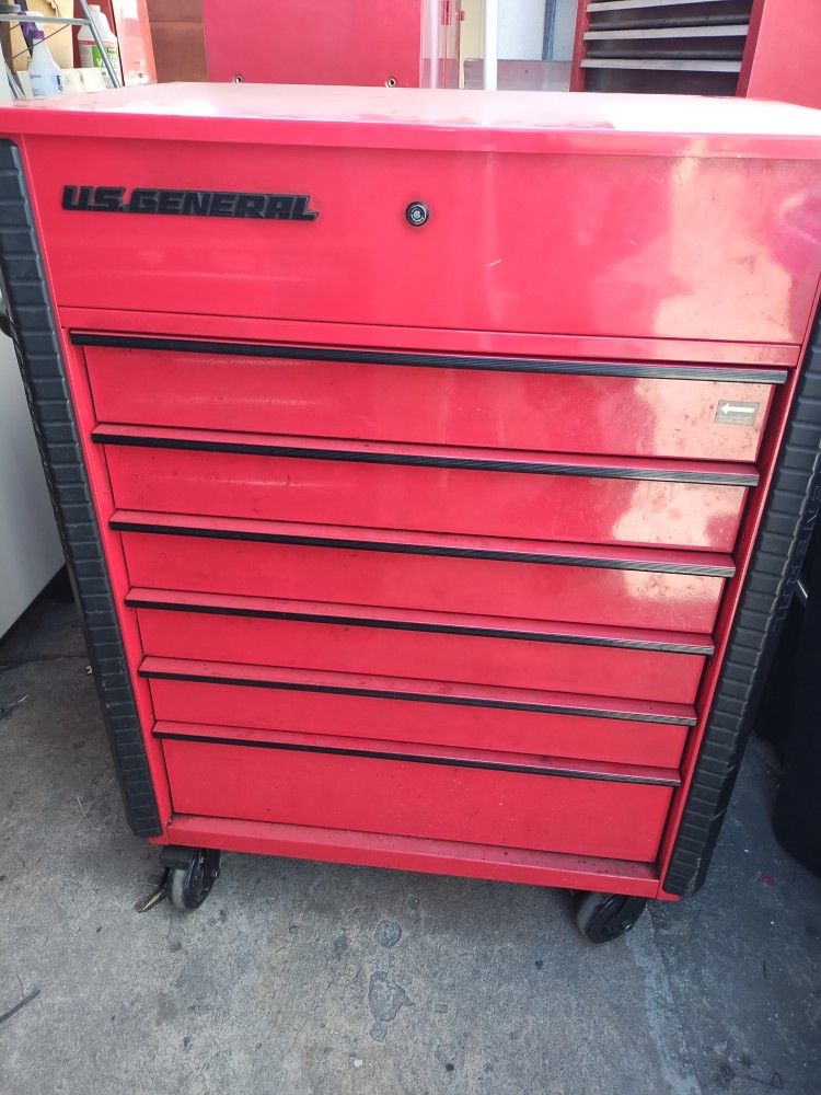 US General Tool Box, With Key & Side Tray. Needs Cleaning, Paint Has Oily Marks. Top Lid Has Miner Faded Marks. Overall In Good Condition.