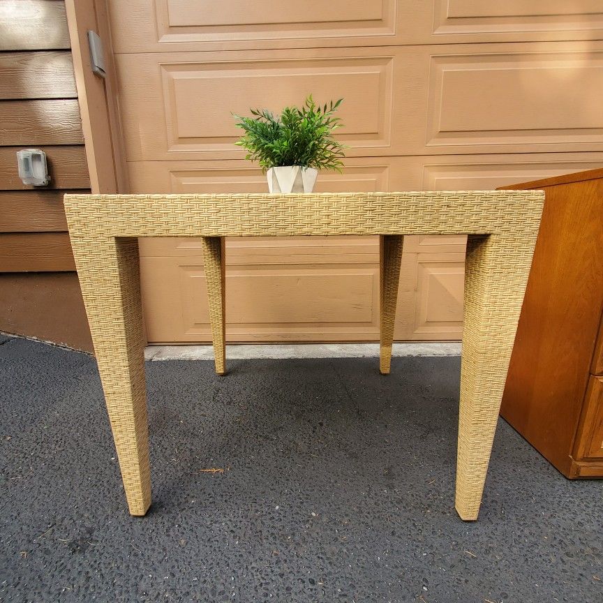 Mid Century Modern Wicker Rattan Dining Table/ Coffee Table 30x30x26toll.in Perfect Condition