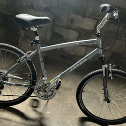 Lightweight aluminum frame Jamis Explorer A2 New Bike Excelente Bike 26 In 21 Speed 