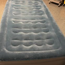 TWIN ELEVATED BEAUTYREST AIR MATRESS-GREAT CONDITION