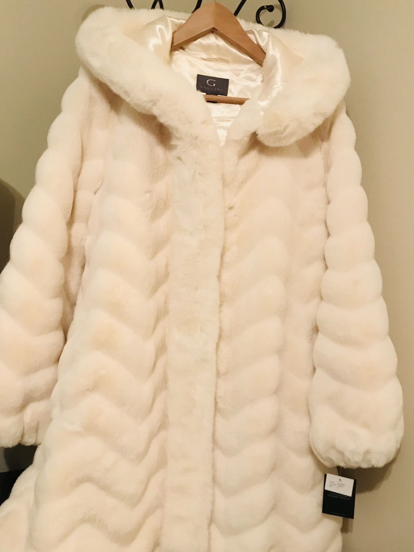 Faux Fur coat size 11 new with tag