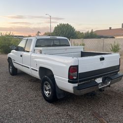 RAM 1500 V8 (4x4)