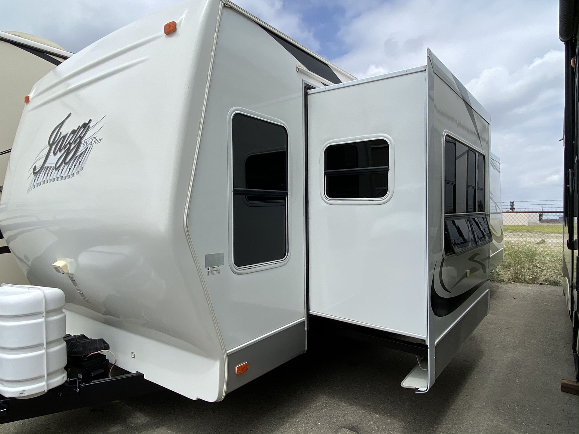 2006 Thor Jazz 25 Ft Travel Trailer W/ 2 Slides