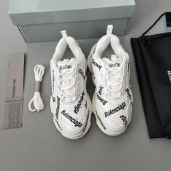 Balenciaga Triple S neakes