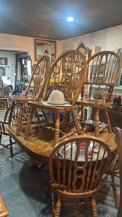 Dining room set with six chairs and leaves