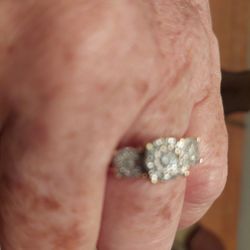 3 STONE DIAMOND RING IN 14K, SIZE 7