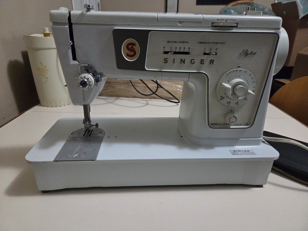 Vintage SINGER Sewing Machine