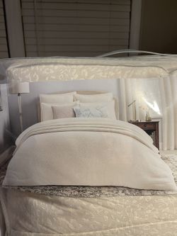 Beautiful Cream Comforter / Queen Size