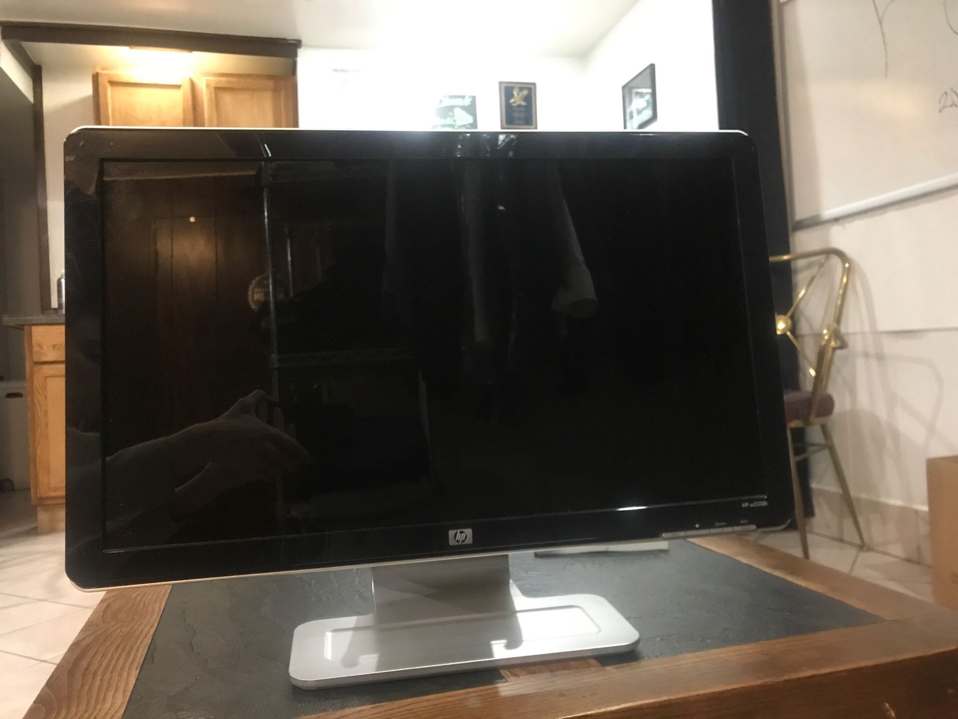 HP w2338h computer screen