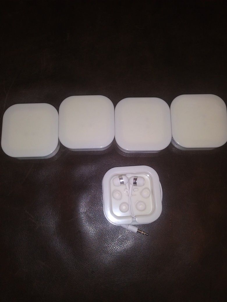 Ear Buds / Headphones (8 Pairs)