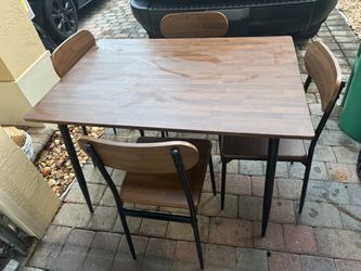 Dining table / 4 chairs