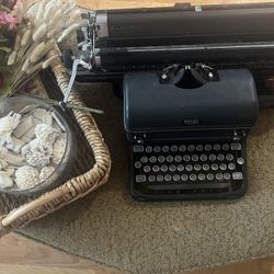 1930’’s Antique typewriter royal/large margins  100% complete