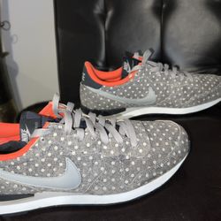 Nike Internationalist LTR PRM Polka Dot Low polled size 10