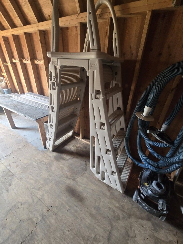Above ground pool ladder good condition