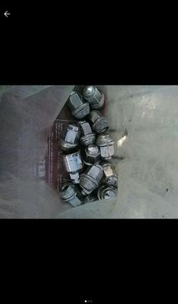 Chrome set of lug nuts