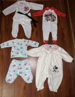 (4 Outfits) Mickey Mouse And Minnie Mouse Size Newborn