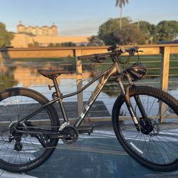 Perfect Gift For The Holidays Brand New Trek Marlin 5   26”