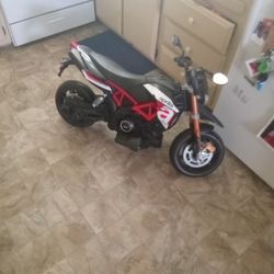 Aprilia Dorsoduro 900 Black N Red 200 Obo