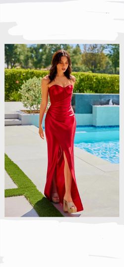 Burgundy fitted dress with lace up closure in the back, size Medium / party / fitted dress / evening dress 
