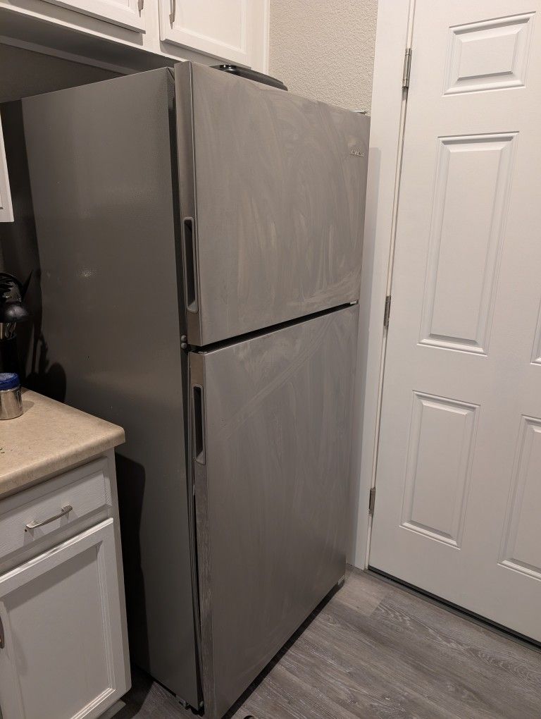 Amana
18.2-cu ft Standard-Depth 30-in Wide Top-Freezer Refrigerator (Stainless Steel