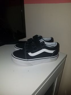 VAN SNEAKERS SIZE 11 PRE SCHOOL