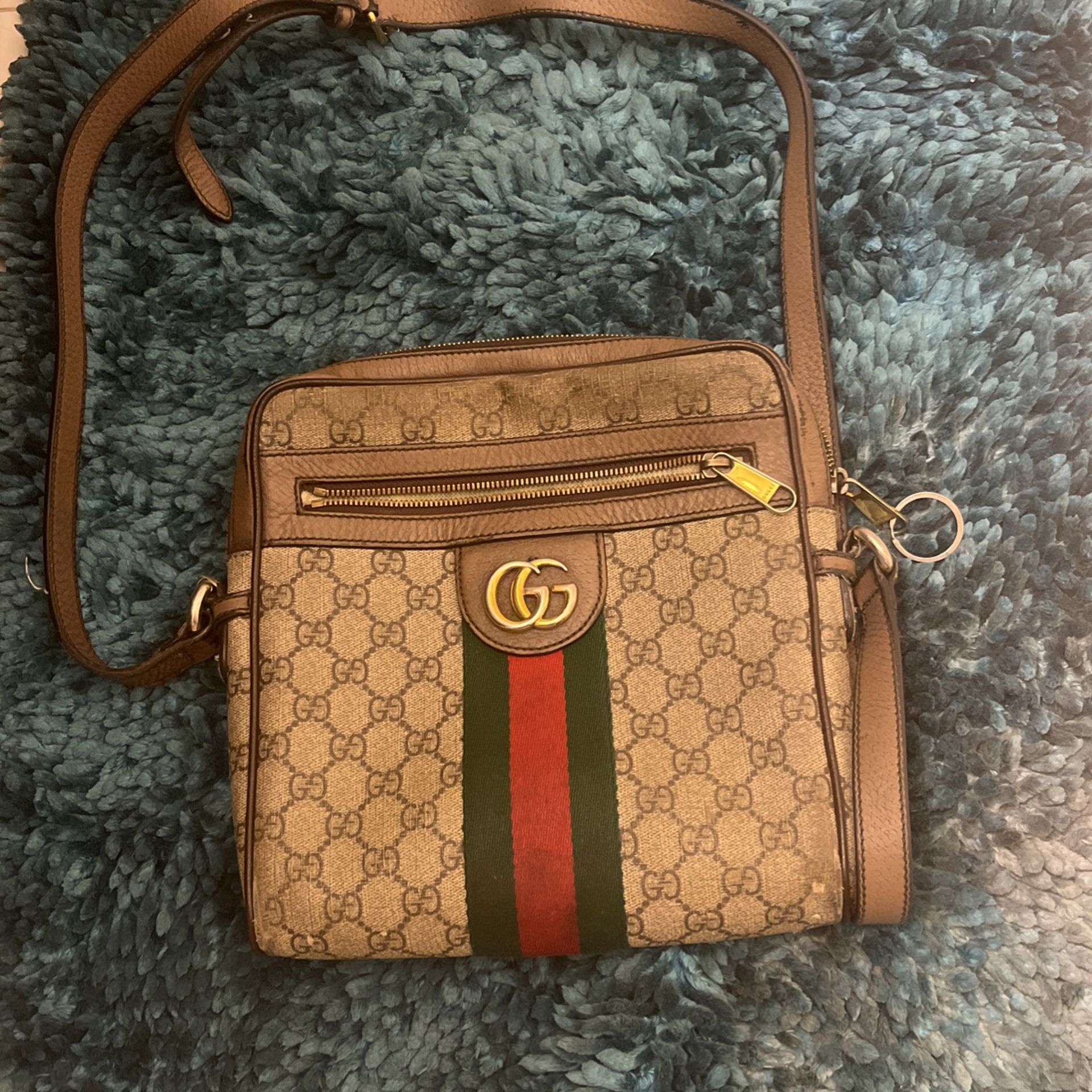 Small Gucci messenger Bag With Covering for Sale in Miramar, FL - OfferUp