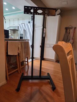 Adjustable t v cart