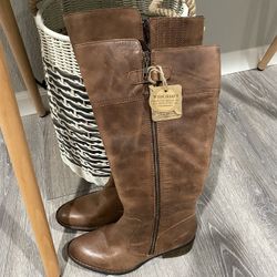 Born Brown Leather Size 7M Women’s Knee Boots Store Display