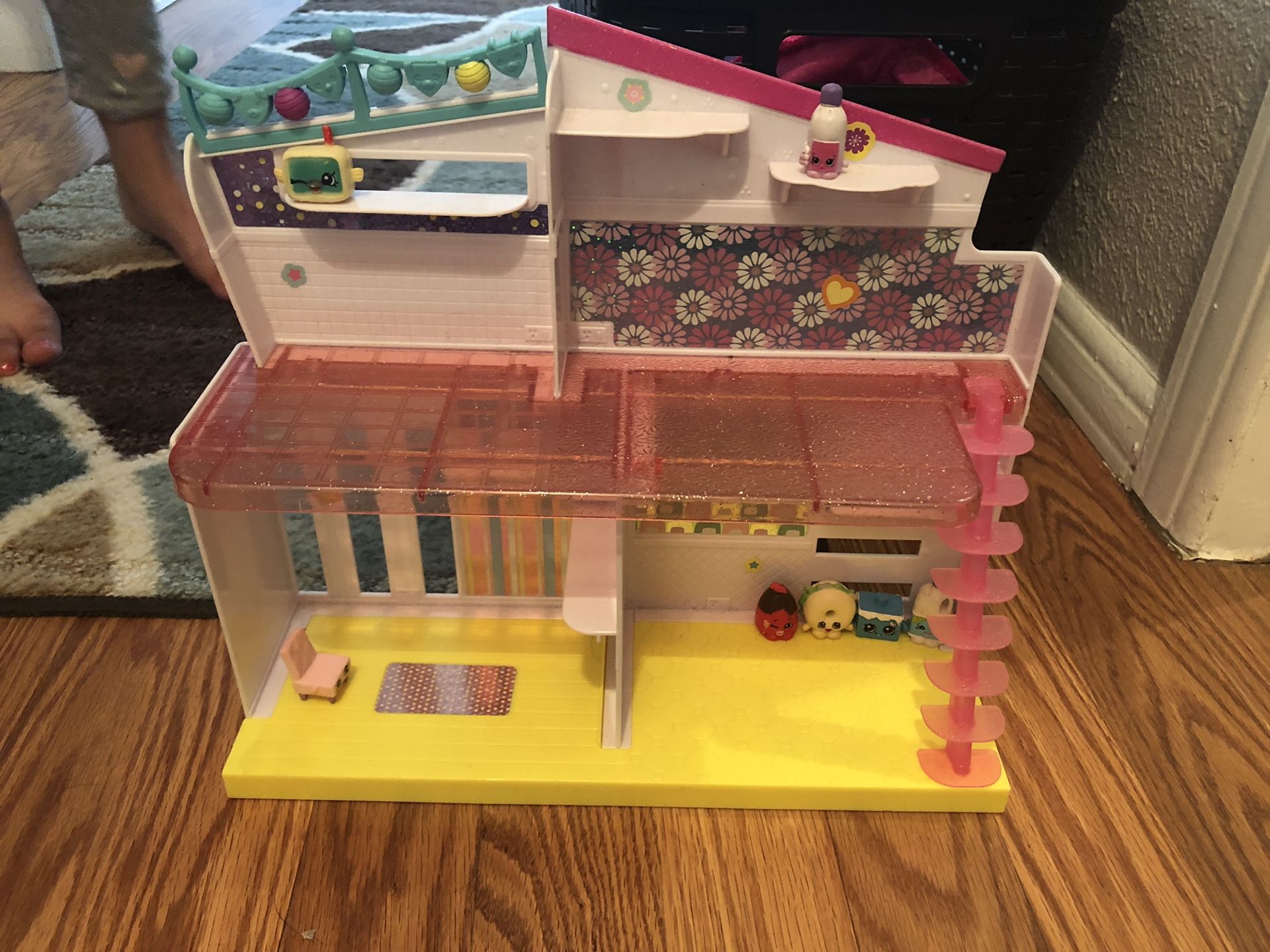 Shopkin house with 7 shopkins