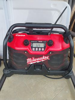 MILWAUKEE JOB SITE RADIO EXCELLENT CONDITION HAS BATTERY CHARGER AUX PHONE CONECTION  (NO BLUETOOTH)