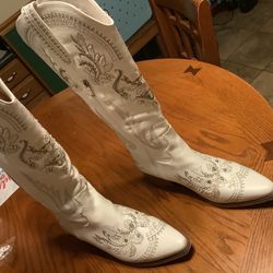 White Rhinestone Accent Boutique cowgirl boots size 8. Absolutely stunning design and stitching Worn 4 Times, no scuffs, rips or issues with 3/4 zippe