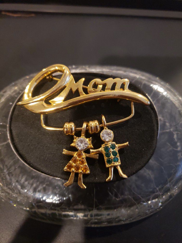 Goldtone MOM Brooch Pin By K.I.S. Boy & Girl Charms F10