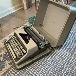 Vintage 1960S Olympia Deluxe Travel Typewriter Portable With Case