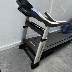 Proform Trainer 10.0 Treadmill Dual Cool Air Fans Led Display Tablet Holder