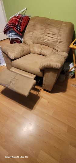 Recliner chair good condition needs a little cleaning
