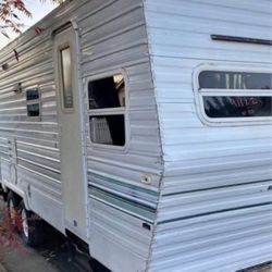 Renta De Trailita Pequeña Con Baño y Espacio  Entrada Privada  Para Cocinar Afuera Liga Ya Solo Hombre Serio Responsables 
