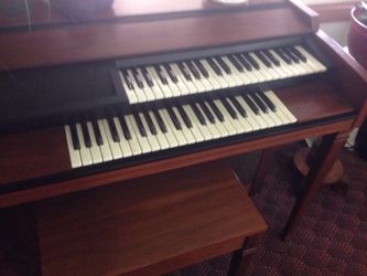 Lowery Genius Model G 200 Organ, Piano  and More